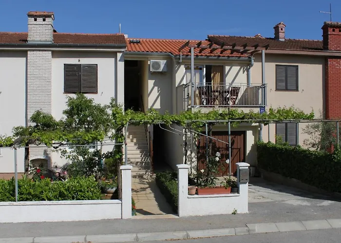 Apartments With Parking Space Pula - 7646 * Pula