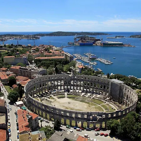 Apartments With Parking Space Pula - 7646