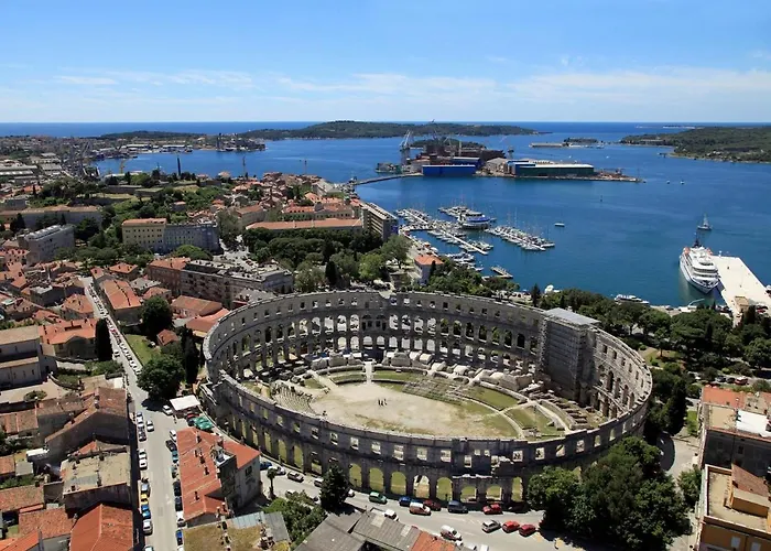 Apartments With Parking Space Pula - 7646